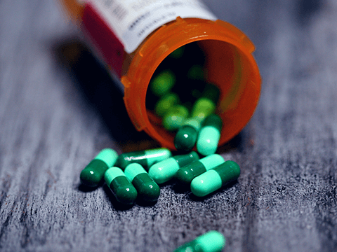 Con pequeñas cápsulas, pastillas y gránulos llenos de líquido o aceite.